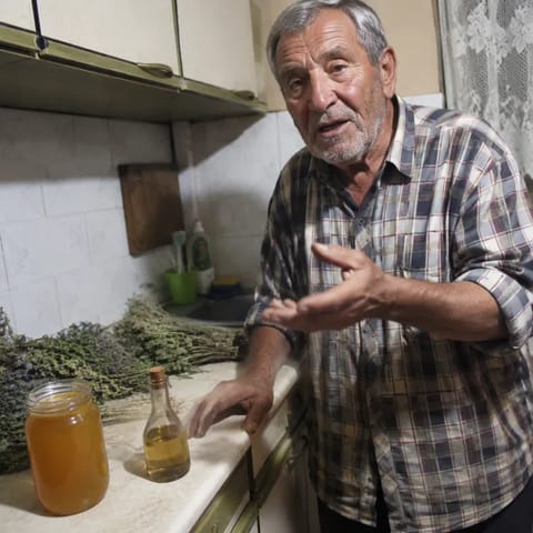 Георги в кухнята, с мед и билки